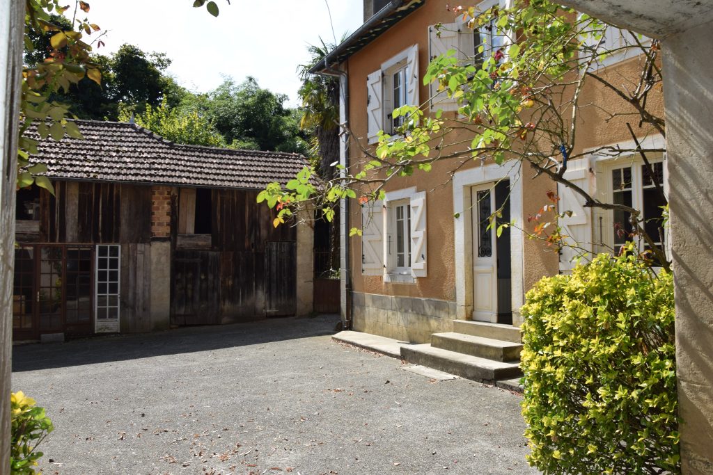 MAISON VENDUE 64290 LASSEUBE Béarn