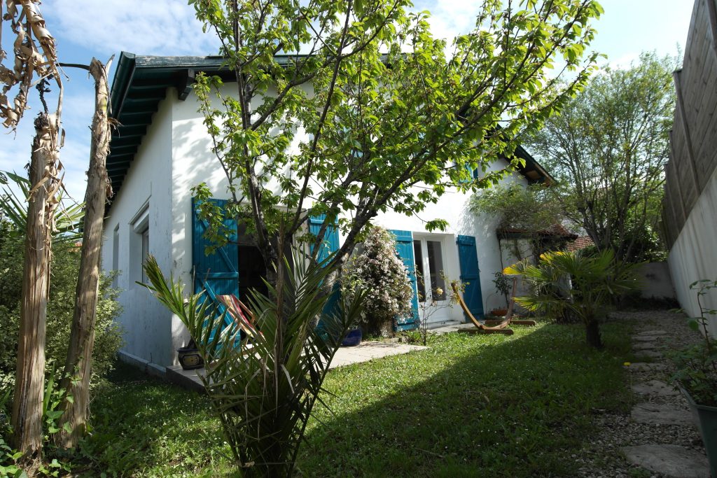 Loria VENDU charmante maison traditionnelle et rénovée P4 BIARRITZ 64200 AGUILERA proximité commerces bus jardin intimiste et arboré garage