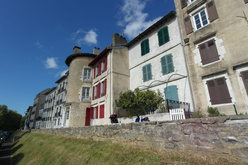 Louis VENDU appartement hypercentre bayonne cathédrale remparts halles charme pierres apparentes investissement cocon T2