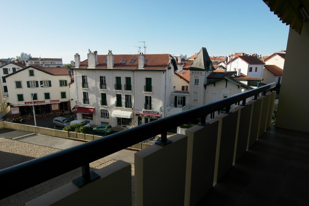 Maïtena VENDU appartement T4 BIARRITZ 64200 ST CHARLES proximité plage océan bus commerces résidence avec ascenseur et place de parking en sous sol à rénover