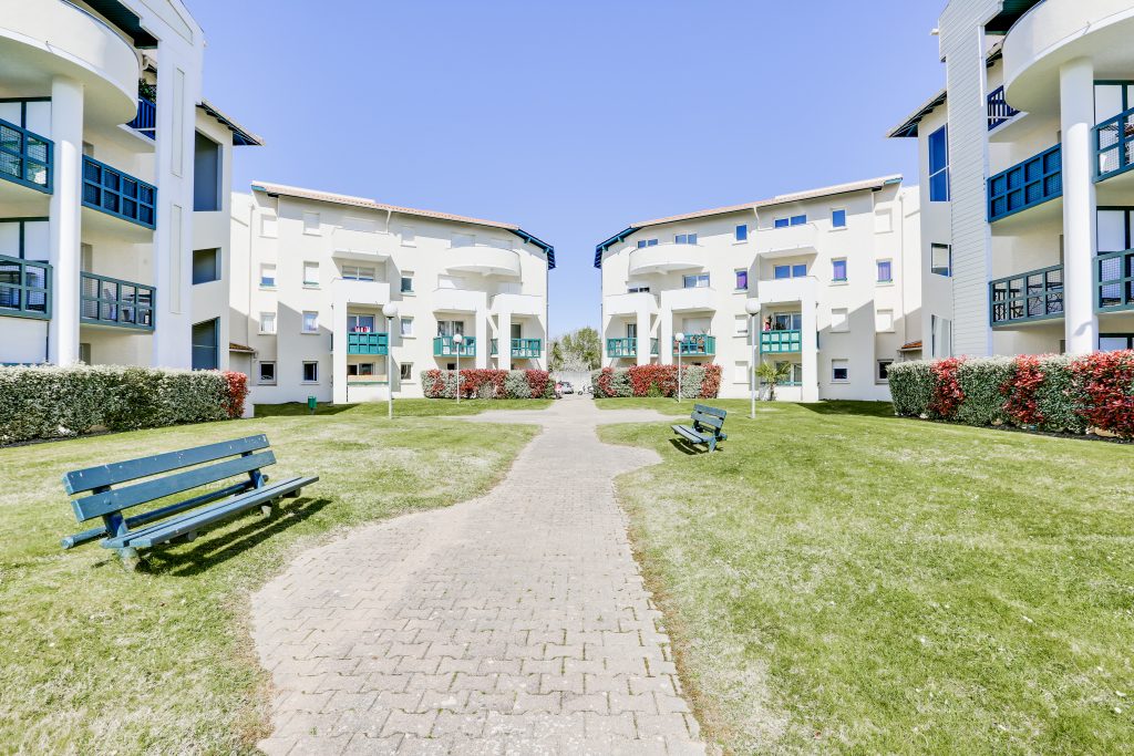 Valentina VENDU Bayonne 64100 Beyris quartier coté prestigieux résidence avec piscine grand appartement T2 avec terrasse plein sud et place de parking